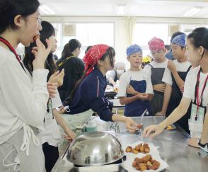 台湾・台北市の中学生と交流　三重・多気中で　おからドーナツ作りなど楽しむ