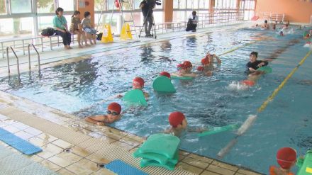 市営室内プールで小学校の水泳授業、なぜ?　背景に「泳力低下懸念」「学校プール老朽化」　教員の負担軽減にも期待