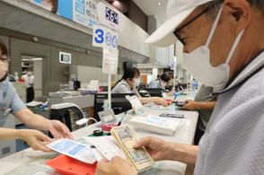 新紙幣「新鮮」「使うの楽しみ」　宮崎県内 銀行に両替の列