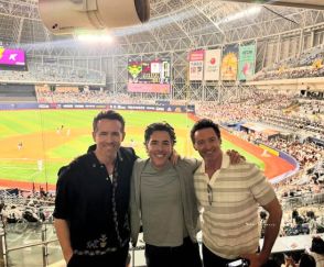 野球中継を見てびっくり…訪韓した俳優ヒュー・ジャックマンとライアン・レイノルズが韓国野球場に登場