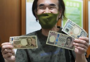 新紙幣にニッコリ、奈良の南都銀行本店に両替求め多くの利用客