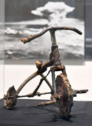 被爆した3歳の遺品「伸ちゃんの三輪車」　再現作がスイスで展示へ