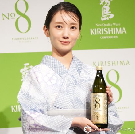 波瑠、しっとり涼やかな浴衣姿を披露　慣れた手つきで芋焼酎を堪能「嗜む程度ですけど…」