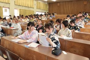 恒例の「浴衣登校」今年も　キャンパス内は華やかに　美作大・短大で／岡山・津山市