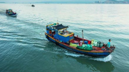 中国、台湾の漁船を違法操業したとして拿捕　双方の当局船が一時にらみ合い