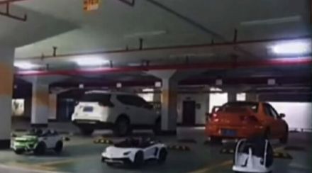 マンション駐車場におもちゃの車駐車した中国男性、「合法的権利」主張