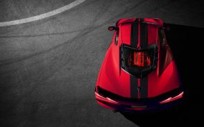 GM、「シボレー コルベット」特別限定車「レッドフレイムシリーズ」 赤く彩られたV8エンジンが見える40台限定モデル