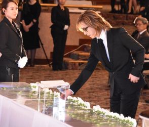 YOSHIKIさん「ぼくの可能性、広がった」　河合楽器前会長お別れの会