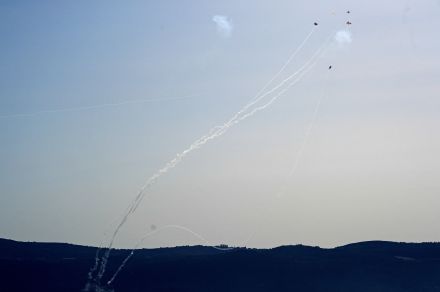 イスラエル軍事拠点にロケット弾・ドローン発射、ヒズボラが発表