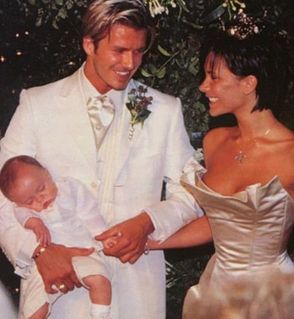 デヴィッド・ベッカムとヴィクトリア・ベッカム、結婚25周年を祝福　あのパープルのスーツ＆ドレスで2ショット