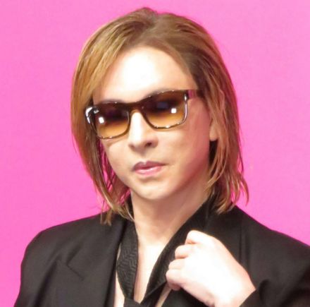 YOSHIKI、新幹線で眠る姿に「新幹線レアすぎます」「ベッドでゆっくり寝て欲しい」