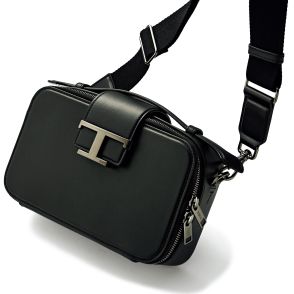 〈トッズ〉のミニバッグは、メタルパーツ×レザーのコンビで高級感たっぷり！