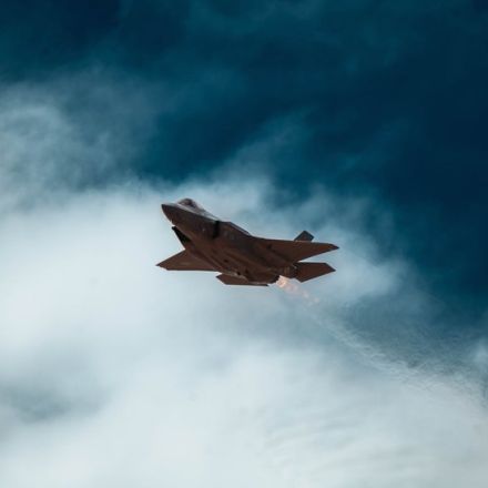 米国、ステルス機を日本に大挙投入…中国は新空母配備急ぐ