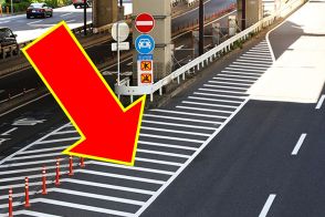 「知らないとヤバい…免許返すべき？」 道路にある「謎の斜線ゾーン」通って良い？ どんな意味ある？ 元警察官が解説