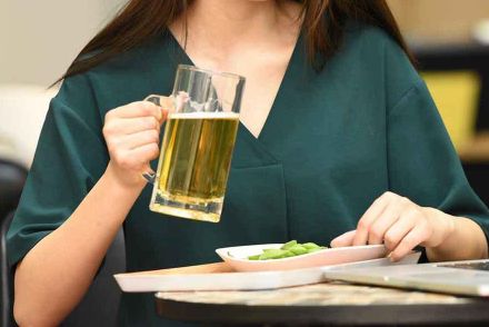 「宅飲みガチ勢のテーブル買った」　銀座のバー、ママの新居に驚き　「画期的すぎます！！」