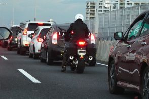 違反にならない？ バイクでむやみに進路変更を繰り返す行為