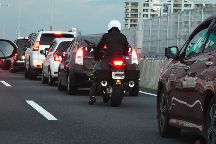 違反にならない？ バイクでむやみに進路変更を繰り返す行為