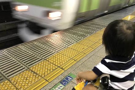 電車内のベビーカーマークのスペースにずっと立っている人たちがいる　「気付いてないのかな？」　出産したばかりのママが抱える悩み　声をかけていいのか…苦しむ本音