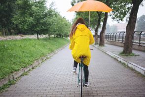 雨の日に「傘差し自転車」が子どもに衝突しそうになり、冷や汗…！ これって「犯罪」ですよね？「違反になる」「前科がつくかも」など聞いたことがあるのですが、実際罪になるのでしょうか…？