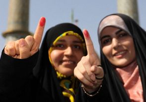 イラン大統領選、決選投票はじまる　改革派と保守強硬派で接戦か