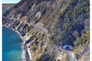 有名な”廃道”も消滅!? 静岡の「大崩海岸」また崩壊「復旧断念して作った新トンネル」が早くも通行止めに　静岡