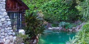 自宅の庭に夢のプールをつくりましょう。プライバシーも確保してくれるプールのある庭づくりのアイデア