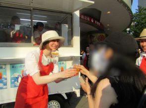 猛暑日にアイスティーソーダ無料配布　東京・有楽町で日本紅茶協会認定・ティーインストラクターが手づくりで提供