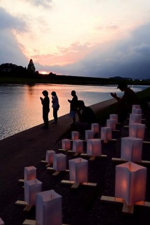 「故郷を活気づける」川辺に灯籠の光　九州北部豪雨から7年