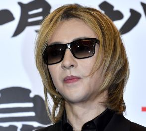 YOSHIKIの無防備な〝新幹線寝姿〟に「エレガントな眠り」など続々反響…体調気遣う声も「移動中少しでも休めますように」