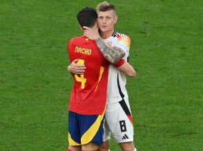 EURO敗退でクロースの現役生活が終了…旧知のスペイン代表DFらと抱擁、敵サポーターからも万雷の拍手