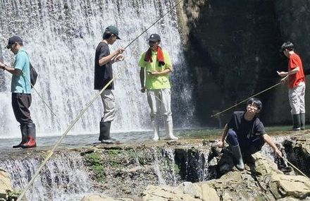 高校の特設授業で川遊び　ハゼ科の「ナガノゴリ」釣りに挑戦　地元の竹で竿作りも　大宜味村