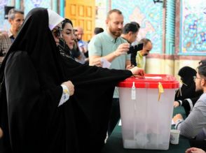 保守強硬派か改革派か、イラン決選投票　4時間延長の末、開票始まる
