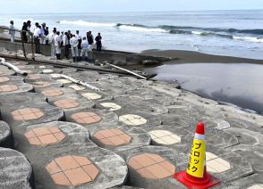 《ニュースを追って》大竹海岸、浸食急拡大　護岸ブロック流失も　茨城・鉾田