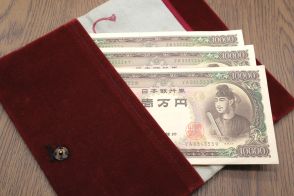 祖父のタンスから「100万円」のタンス預金を発見！ すべて「聖徳太子」の1万円札だけど、銀行で交換は可能？ お店でそのまま使えるの？