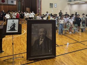 栄一翁の大型写真、額の裏には…　埼玉・深谷の八基小で記念式典