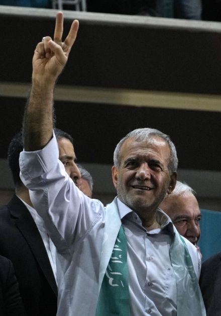 イラン大統領選　改革派のペゼシュキアン氏、決選投票で勝利