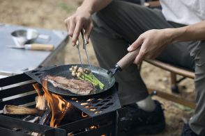焚き火調理に特化した日本製フライパンがあれば、キャンプ飯はもっとおいしくなるんです!