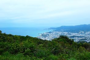 あえてハズしの沖縄の南海の島登山！　ロングトレッキングのご褒美は山頂から眺めるエメグリの海
