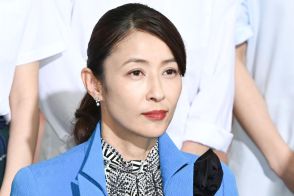 ＜今週のファッションチェック＞水野美紀　タイトスカートですらり美脚　モノトーン×鮮やかカラーで華やかに