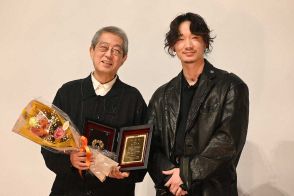 綾野剛　花束贈呈役でサプライズ登場　主演映画監督を祝福「撮れるだけ何本も撮って頂きたい」