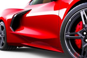 500馬力超え！ 日本専用の「新型スーパーカー」発表！ 鮮烈レッドの「V8エンジン」をミッドシップ搭載！ 情熱の“炎” モチーフの「レッドフレイム」とは