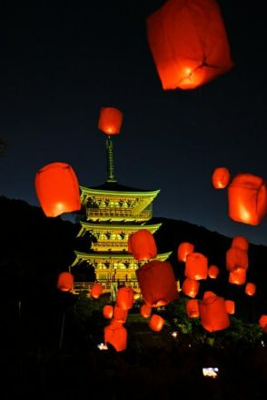 和歌山・那智山で夜空照らすランタン 世界遺産登録から20年