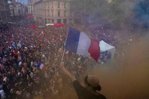 フランス総選挙、7日に決選投票　第1党勢いの右翼、過半数届かずか