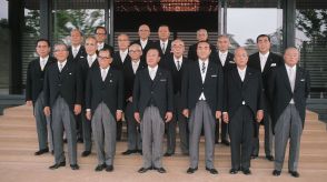【1972年の今日:7月7日】第一次 田中角栄内閣発足―前列には後に首相になる人が3人。最後列左のべっ甲の眼鏡の人は…昭和世代なら分かるはず！
