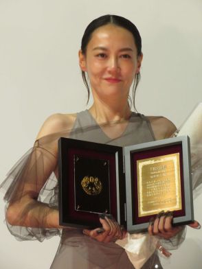 菊地凛子が涙「悩んだ時、監督が20年前に役を…」日本映画プロフェッショナル大賞で主演女優賞