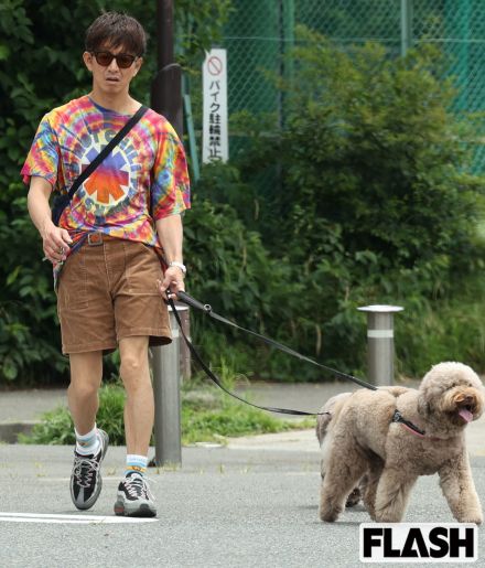 木村拓哉、“ド派手Tシャツ”で犬の散歩へ！“身長問題”再燃のなか「高身長化止まらない」芸能界の逆風【写真あり】