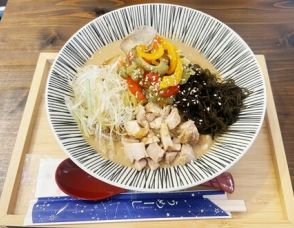 広がるゴマの風味、後からすっぱさと辛み　泡盛かす原料の冷やし担々麺開発　うるま市のラーメン店「美ら門扇」