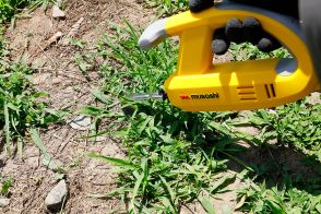 最新のムサシ「充電式除草バイブレーター」でお庭の手入れ！毎分2300回の振動で根っこからラクラク除草できました！