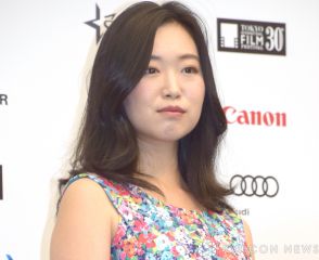 佐々木心音、七夕に結婚報告　大胆衣装＆直筆で思いしたためる「心から笑顔にさせてくれる最高の相方です」