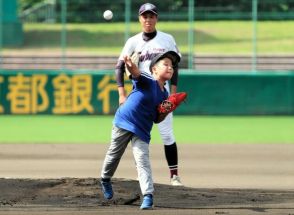 マウンドで力いっぱいの投球　京都大会、小学生による始球式はじまる